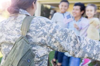 Con un número elevado de hombres en el ejército o huyendo del país, el gobierno incentivó la incorporación de mujeres en campos tradicionalmente dominados por hombres
