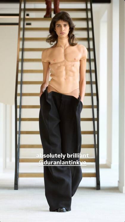 Con un pecho falso, la modelo Mica Argarañaz cerró el desfile 26/26 de Duran Lantink