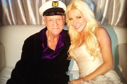 Con un pijama color púrpura y acompañado por su flamante esposa con el vestido de novia, el octogenario brindó por el nuevo año