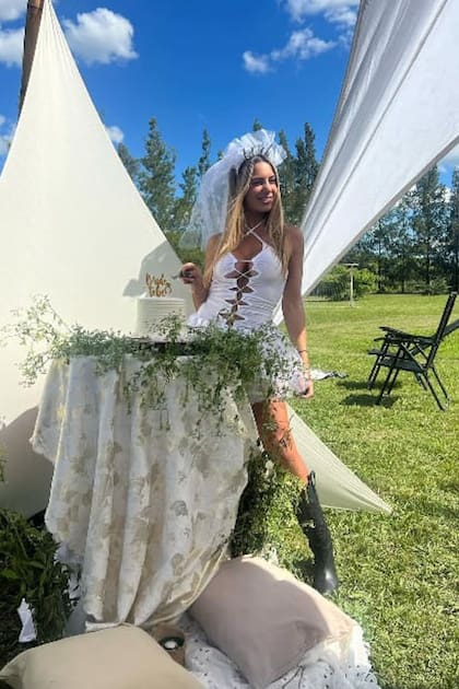Con un sensual vestido XS, de abertura en el escote, velo y botas texanas, Valentina se sumó a la fiesta organizada por sus más íntimas.