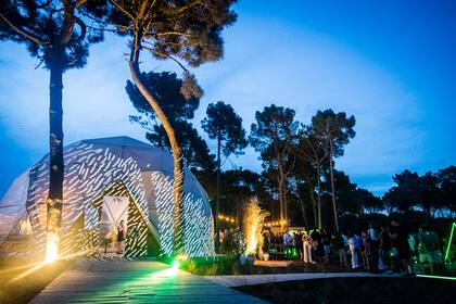 Con un show de luces, cocktails y música en vivo, Bosques se volvió el escenario perfecto para ser testigos de un sunset veraniego.