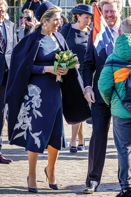 Con un sombrero pillbox y un tapado haciendo juego, Máxima lució por primera vez el vestido con flores de guipure aplicadas de Oscar de la Renta en su visita a la provincia holandesa de Bollenstreek