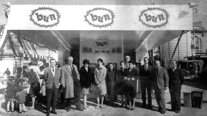 Con un stand en la exposición de Palermo, Fernando Aboitiz (2° a la izq.), con sus empleados y familiares