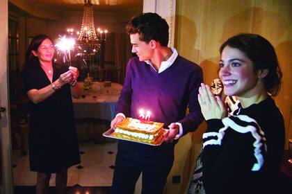 Con un suéter negro de volados de Red Valentino, Tini fue sorprendida por Pepe, que cuando el reloj marcó las doce cargó la torta de cumpleaños mientras su mamá, Mónica, sostenía unas estrellitas.