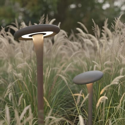 Con un tallo color bronce y un sombrerito que recuerda a un hongo (muy estilizado), 'Aurora', de la marca inglesa Dexter Lighting
