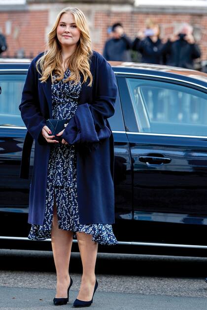 Con un tapado azul estilo robe de Natan, la princesa Amalia dio su primer discurso público tras cumplir 18 años, en diciembre de 2021