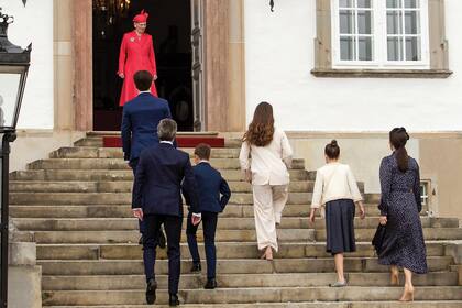 Con un tapado de lana y vestido coordinado, la reina Margarita recibió con una sonrisa al príncipe y su familia en el palacio de Fredensborg, en la isla de Selandia