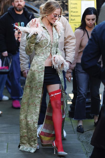 Con un tapado Galliano vintage, minifalda, ligas y
stilettos