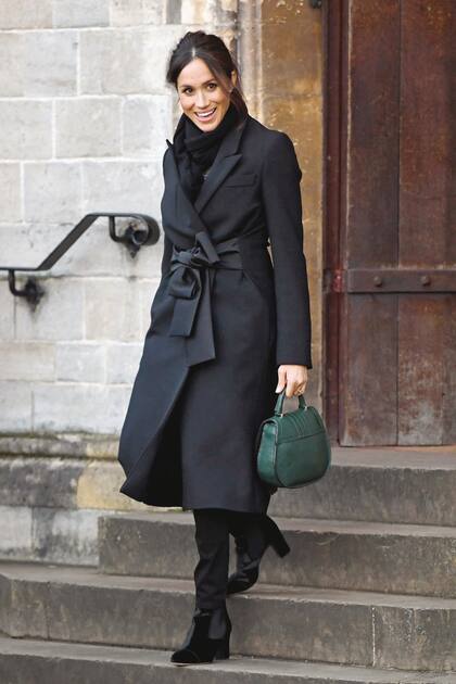 Con un tapado negro Stella McCartney, la diseñadora más asociada con el eco-chic