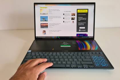 Con un teclado ubicado en la parte inferior, la ZenBook Pro Duo requiere de un soporte de apoyo para trabajar con comodidad