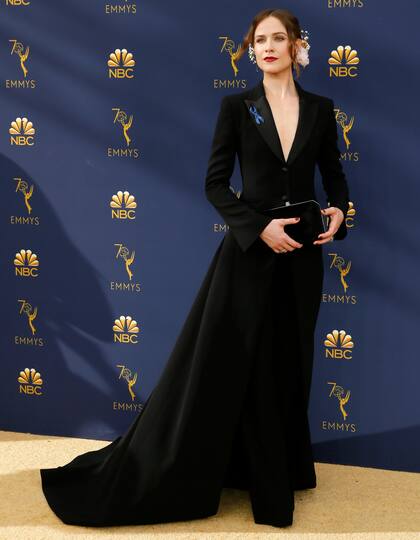 Con un tocado floral y un vestido vestido tuxedo, Evan Rachel Wood desfiló por la alfombra de los Emmy