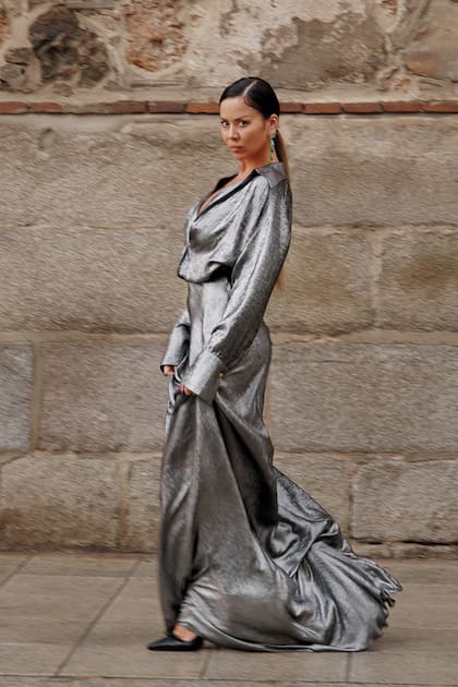 Con un total look en gris metalizado, Karina recorre las calles del centro histórico de Madrid. Previamente estuvo en Ibiza celebrando siete años de amor con su pareja.
