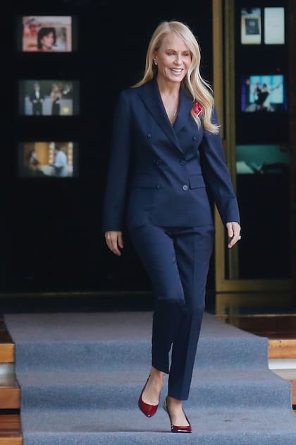 Con un traje cruzado azul que complementó con un pañuelo pochette en rojo y stilettos de charol sin talón al tono, el 19 de mayo pasado Cecilia fue una anfitriona elegante, amable y simpática.