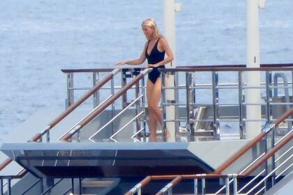 Con un traje de baño enterizo, Gwyneth Paltrow se dio un chapuzón en el mar junto a la pareja de Spielberg, Kate Capshaw