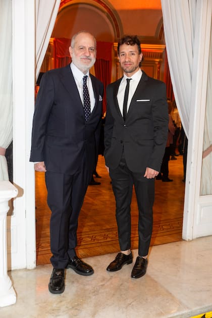 Con un traje de Prada, Laurencio Adot llegó con su pareja, Damián Romero.