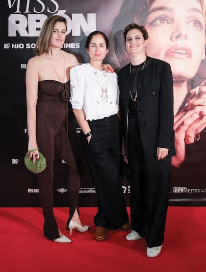 Con un traje de saco y pantalón (y blusa sin cuello semitransparente) Agustina y su pareja, Bernardita Barreiro (con catsuit strapless), rodean a su amiga Carolina Herrera Junior, que fue una de las invitadas de lujo en la avant-première.