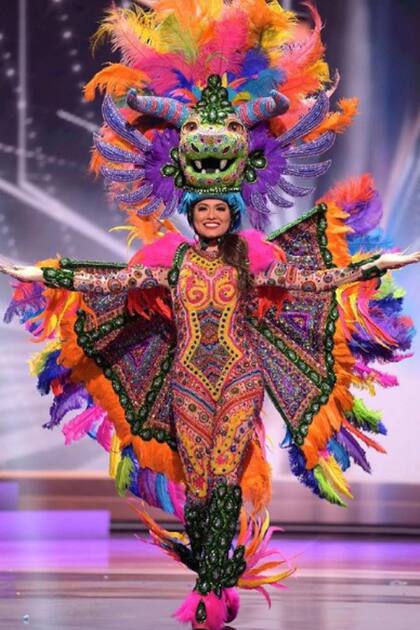 Con un traje del artista Avelino Roque Osorio que representa los colores, cultura y tradiciones de México, la representante de ese país deslumbró al mundo