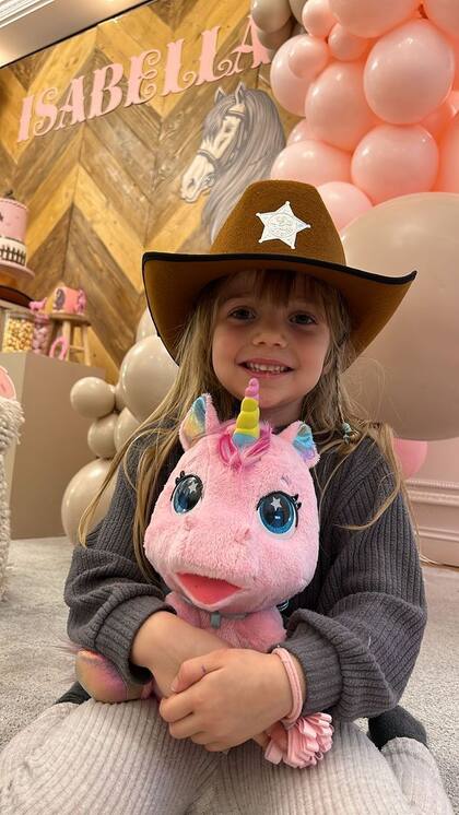 Con un unicornio de juguete, Isabella Icardi posó en su fiesta