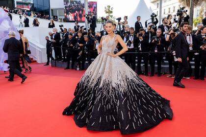 Con un vestido con el que se robó todas las miradas, Michelle Salas deslumbró en el Festival de Cannes durante el estreno de Triángulo de tristeza