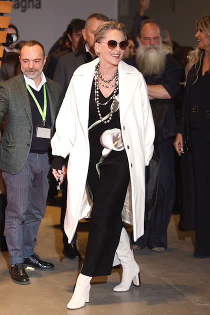 Con un vestido de la
colección otoño-invierno 2024
de Lanvin con estampado
de calas, que realzó con un
abrigo de Falconeri y botas
Loro Piana a juego. Los collares
en capas y las gafas de sol de
gran tamaño de LensCrafters
sumaron estilo a su equipo.