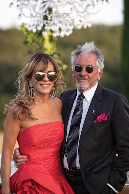 Con un vestido de Oscar de la Renta, Patricia, la hermana de Rossella, llegó a la ceremonia junto a su pareja desde hace diez años, el escritor francés JeanPaul Enthoven