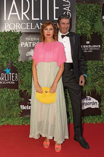 Con un vestido de su colección, la diseñadora Ágatha Ruiz de la Prada desfiló la alfombra roja junto a su novio desde hace siete meses, el abogado José Manuel Díaz Patón.
