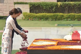 Con un vestido (modelo Jerry) de seda con estampado de flores by Vilshenko, la princesa hizo con Federico una ofrenda floral en el memorial de Mahatma Gandhi, de quien este año se cumplen 70 años de su asesinato.