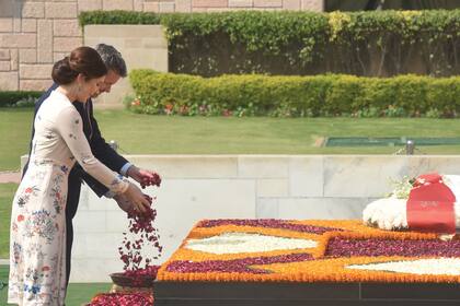 Con un vestido (modelo Jerry) de seda con estampado de flores by Vilshenko, la princesa hizo con Federico una ofrenda floral en el memorial de Mahatma Gandhi, de quien este año se cumplen 70 años de su asesinato. 