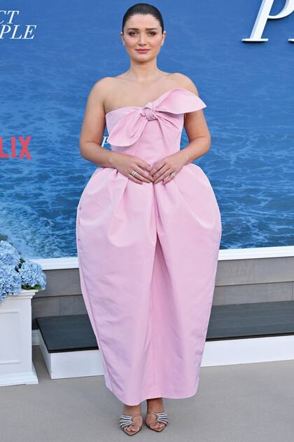 Con un vestido rosa en forma de tulipán de la colección primavera 2025 de la firma francesa Jean Patou, Eve Hewson dijo presente en el estreno de la miniserie de Netflix, "Pareja perfecta".
