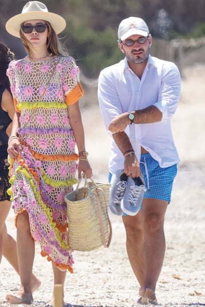 Con un vestido tejido, que combinó con bolso de rafia, sombrero y
lentes de sol, Michelle fue sorprendida mientras llegaba a una playa de
Ibiza junto a su prometido, Danilo Díaz Granados.
