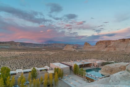 Con una arquitectura minimalista integrada al desierto, el hotel-spa emerge entre imponentes mesetas y grandes cañones de esta zona que concentra cinco parques nacionales.
