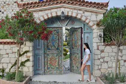 Con una arquitectura muy similar a la griega, el centro del pueblo es un laberinto de calles angostas y empedradas donde los autos tienen poca o nula circulación