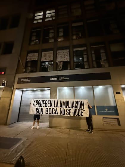 Con una bandera, hinchas de Boca intentaron presionar a la CNRT en su decisión.