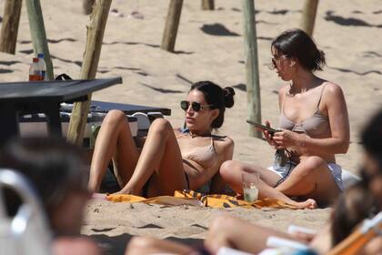 Con una bikini combinada en negro y nude, la modelo pasó largas horas debajo del sol