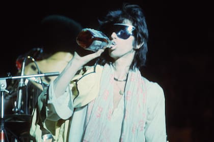 Con una botella de Jack Daniels sobre el escenario en la gira de los Stones por Estados Unidos de 1975