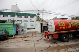 Con una camión cisterna lograron desagotar el agua