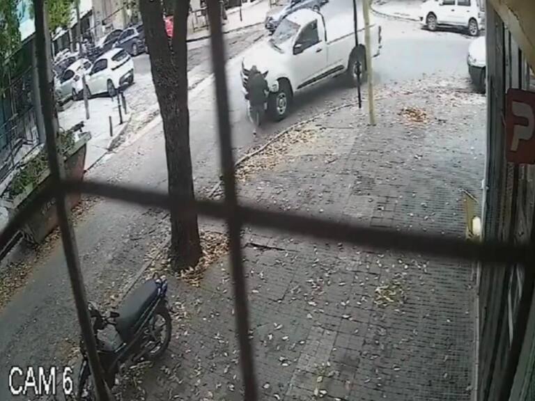 Video: atropelló a una mujer de 78 años en La Plata, se fue sin dejar sus datos y lo buscan los familiares de la víctima 