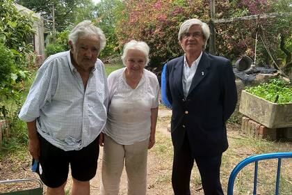 Con una camisa de manga corta y un short deportivo, Mujica posó junto a su esposa y el embajador argentino en Uruguay, Alberto Iribarne, al recibir la certificación oficial de esa condecoración