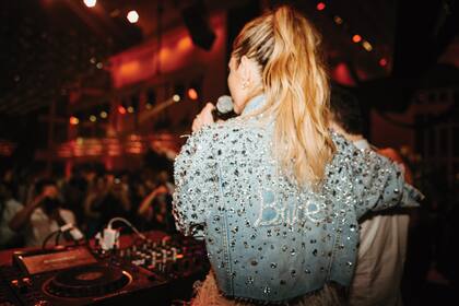 Con una campera de jean con cristales y
la palabra “Bride” bordada en la espalda,
Demner subió al escenario y alentó a bailar
desde la cabina del DJ.