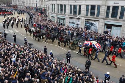 Con una ceremonia privada y con honores militares, los británicos despiden a Margaret Thatcher