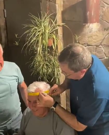 Con una cinta métrica, uno de los invitados midió la circunferencia de Fernando Bravo