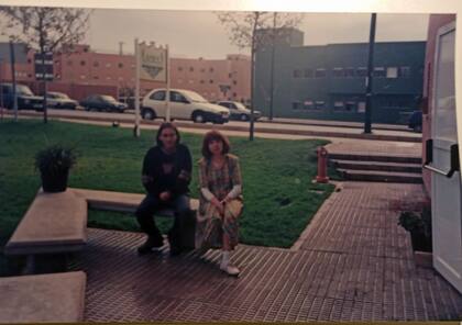 Con una compañera en el Campus de la Universidad de Murcia.
