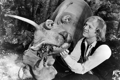 Con una de las criaturas de su adaptación al cine de la exitosa novela fantástica infantil La historia sin fin