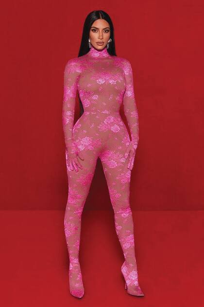 Con una de las últimas creaciones de Balenciaga para su colección de verano 2022: body de cuello alto confeccionado en encaje de flores.