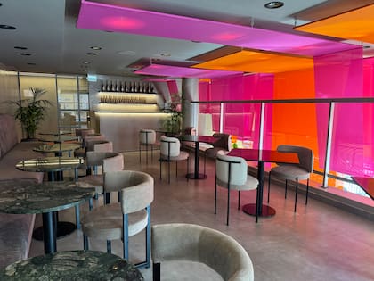 Con una decoración vibrante de inspiración japonesa.