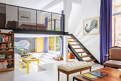 Con una escalera ligera y una baranda enrejada, el entrepiso se hace liviano a la vista.