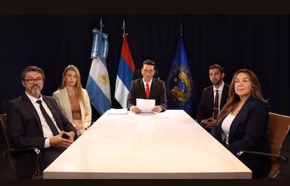 Con una escenografía muy estudiada, Nuñez hizo el anuncio con un mensaje grabado y leyendo un texto, aquí flanqueado por los otros legisladores provinciales de LLA-Misiones.