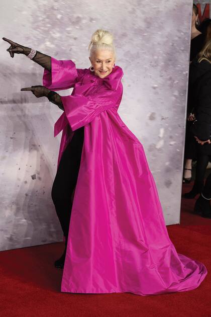 Con una espectacular capa rosa, Helen Mirren sumó dramatismo a su look para la proyección especial de Shazam! La furia de los dioses en Londres, el 2 de marzo.
