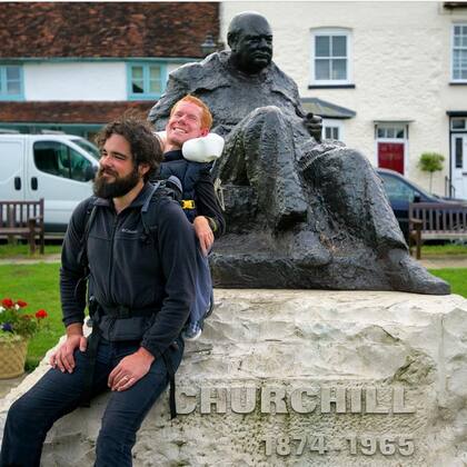 Con una estatua de Churchill, en algún lugar del Reino Unido, Tom y Kevan muestran su alegría