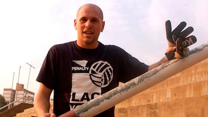 Con una extensa trayectoria, Cubito Cáceres atajó en Barracas Central, equipo que presidía en su momento Claudio "Chiqui" Tapia